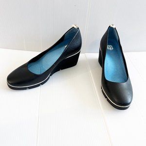 Betabrand All Weather Wedges Black & White Size 6.5 SOLD OUT